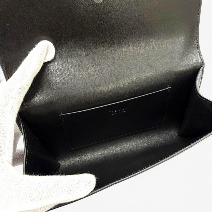 極美品☆THE ROW ザロウ W1747 L42 BELT FLAP BAG ロゴ刻印 ショルダーバッグ ブラック イタリア製 レディース 保存袋付き