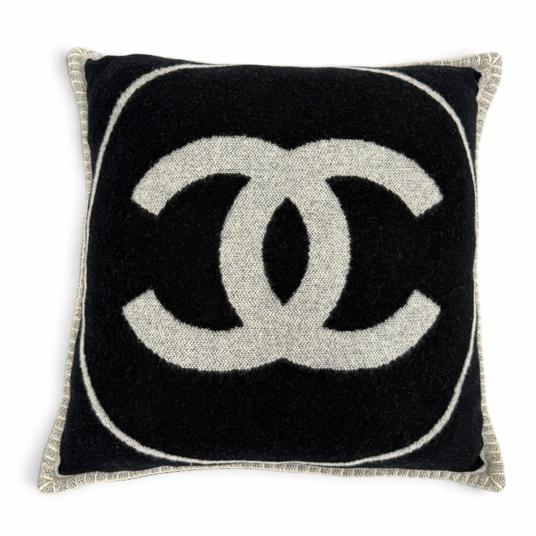 極美品☆CHANEL シャネル 18V ウール カシミヤ混 ココマーク クッション インテリア ブラック グレー イギリス製 レディース 保存袋付き