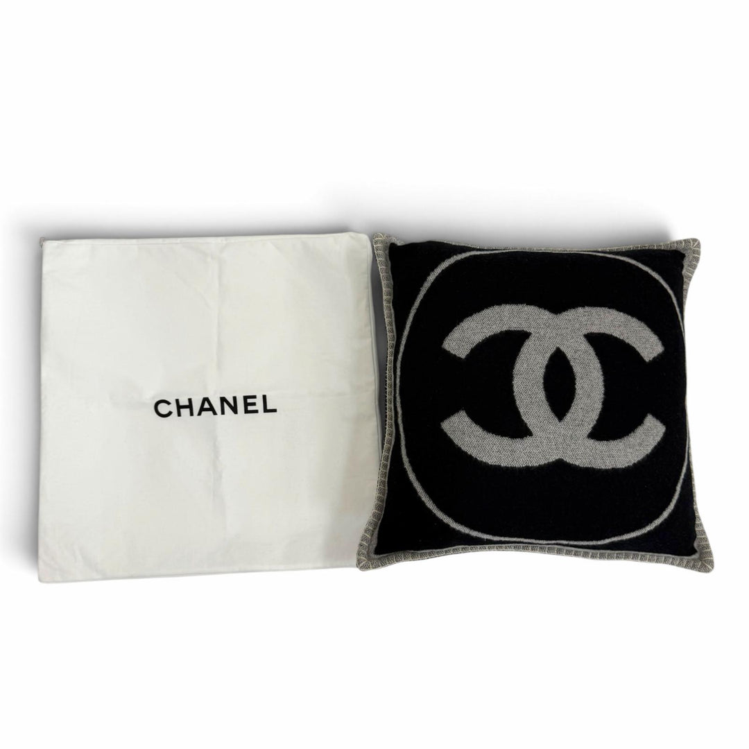 極美品☆CHANEL シャネル 18V ウール カシミヤ混 ココマーク クッション インテリア ブラック グレー イギリス製 レディース 保存袋付き