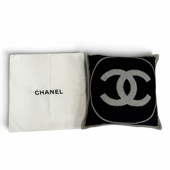 極美品☆CHANEL シャネル 18V ウール カシミヤ混 ココマーク クッション インテリア ブラック グレー イギリス製 レディース 保存袋付き
