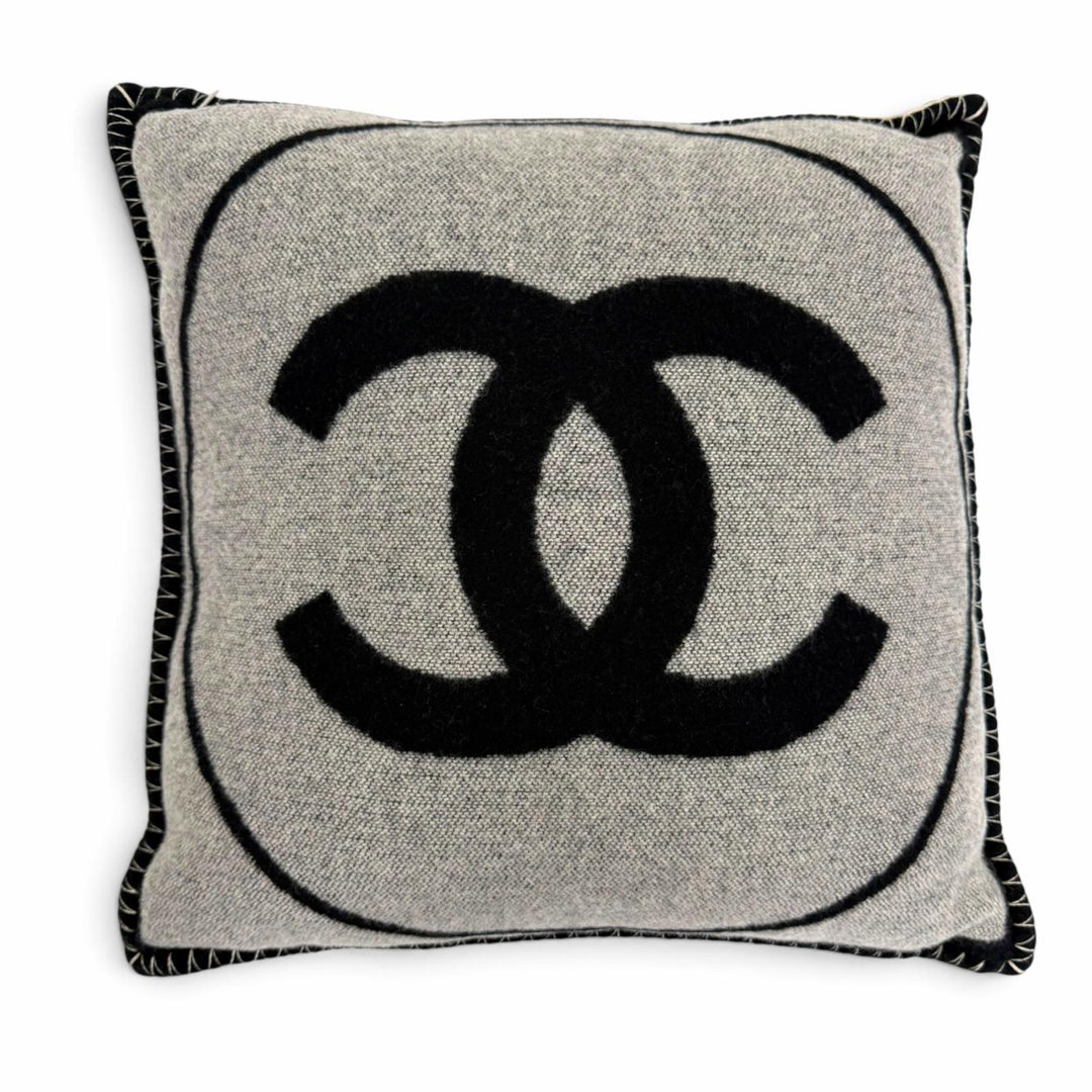 極美品☆CHANEL シャネル 18V ウール カシミヤ混 ココマーク クッション インテリア ブラック グレー イギリス製 レディース 保存袋付き