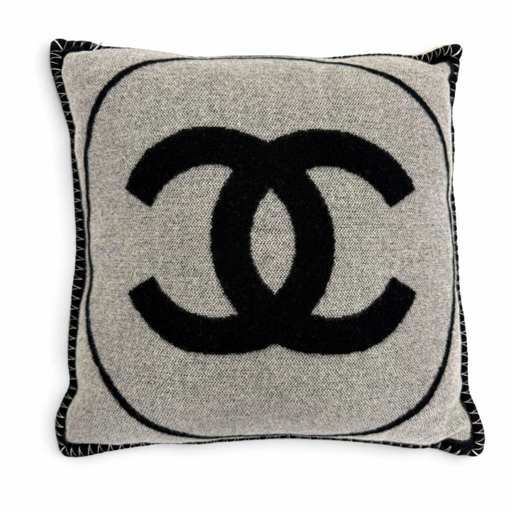 極美品☆CHANEL シャネル 18V ウール カシミヤ混 ココマーク クッション インテリア ブラック グレー イギリス製 レディース 保存袋付き