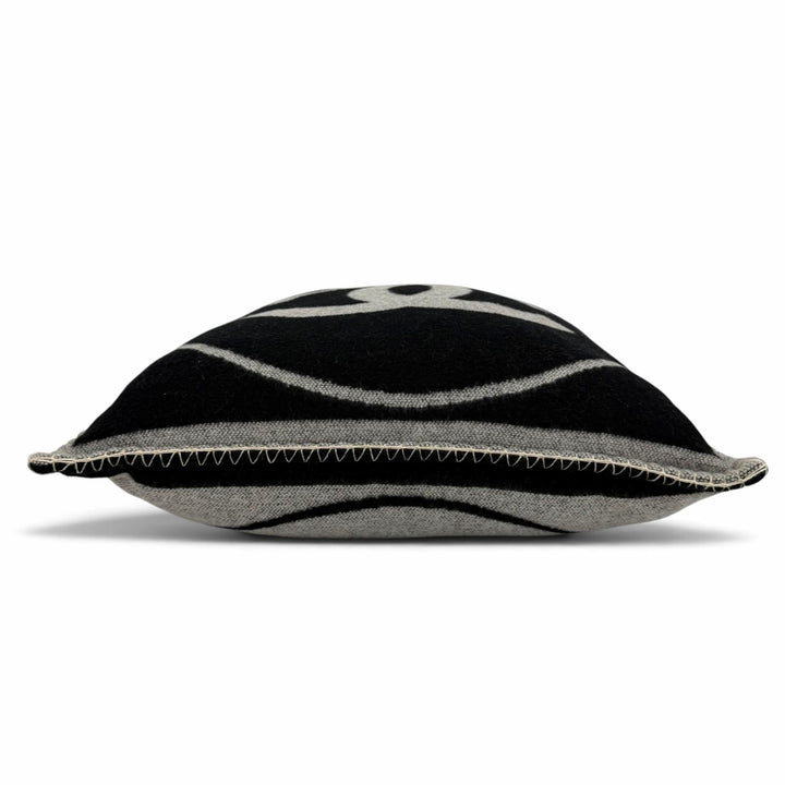 極美品☆CHANEL シャネル 18V ウール カシミヤ混 ココマーク クッション インテリア ブラック グレー イギリス製 レディース 保存袋付き