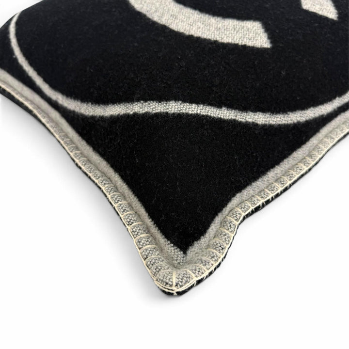 極美品☆CHANEL シャネル 18V ウール カシミヤ混 ココマーク クッション インテリア ブラック グレー イギリス製 レディース 保存袋付き