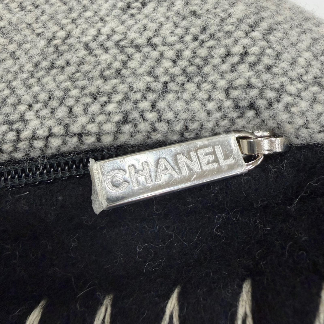 極美品☆CHANEL シャネル 18V ウール カシミヤ混 ココマーク クッション インテリア ブラック グレー イギリス製 レディース 保存袋付き