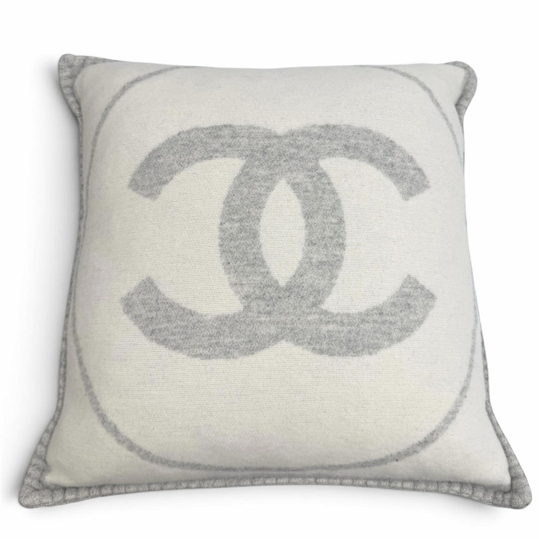 極美品★CHANEL シャネル 18V カシミヤ混 ココマーク ウール クッション インテリア オフホワイト グレー 英国製 レディース 保存袋付き