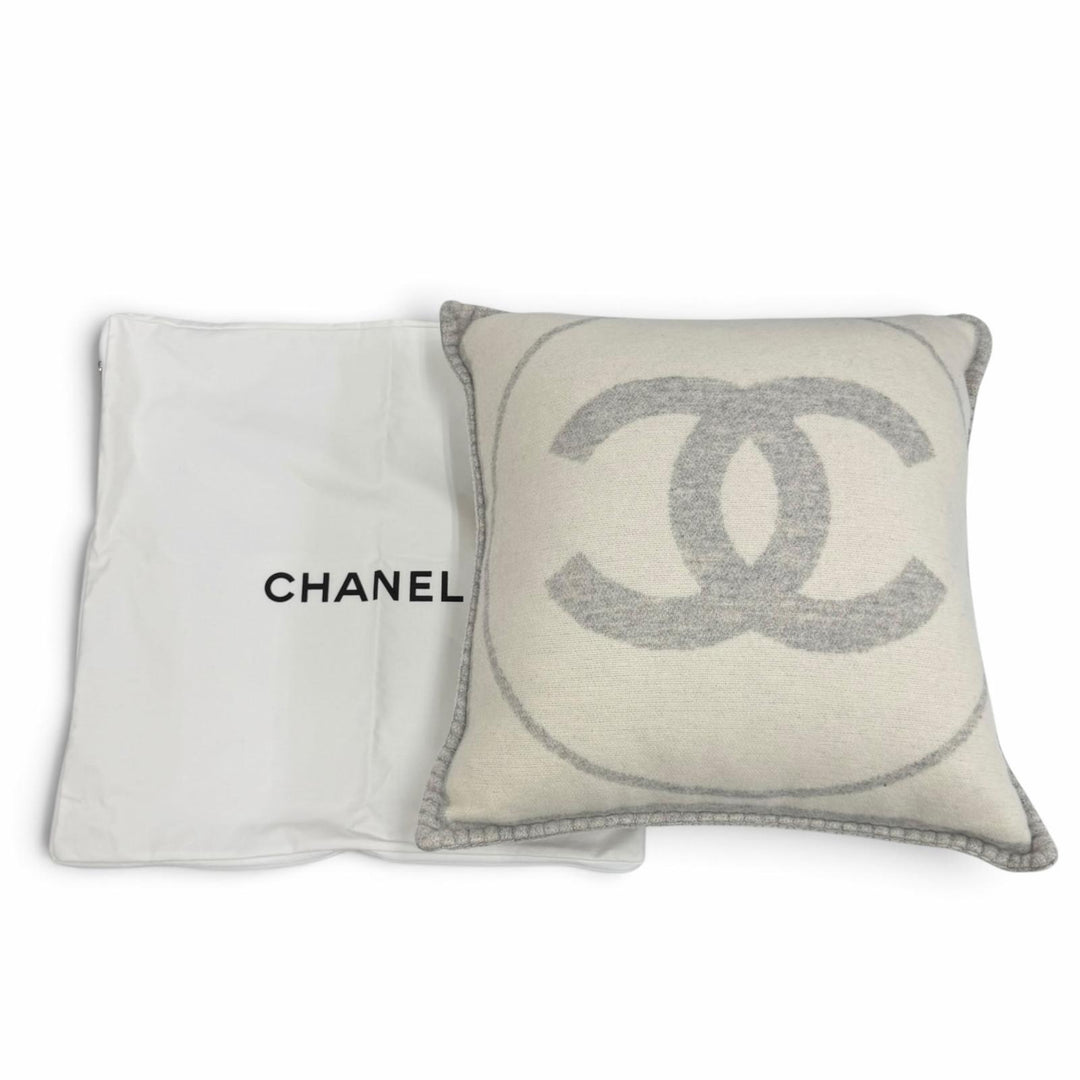 極美品★CHANEL シャネル 18V カシミヤ混 ココマーク ウール クッション インテリア オフホワイト グレー 英国製 レディース 保存袋付き