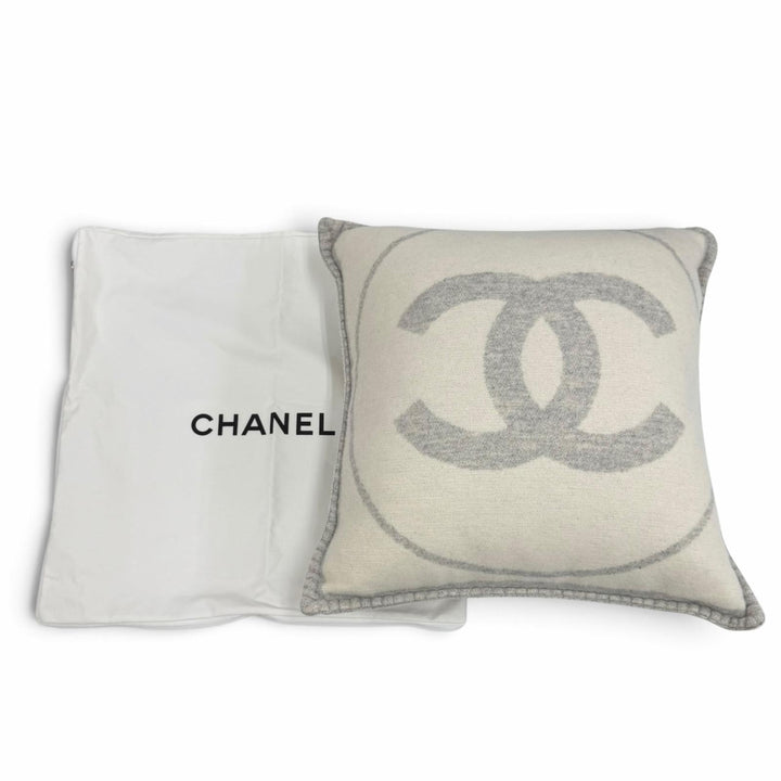 極美品★CHANEL シャネル 18V カシミヤ混 ココマーク ウール クッション インテリア オフホワイト グレー 英国製 レディース 保存袋付き