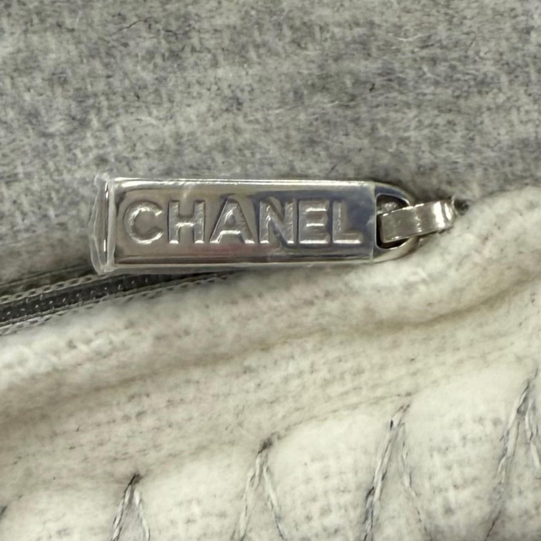 極美品★CHANEL シャネル 18V カシミヤ混 ココマーク ウール クッション インテリア オフホワイト グレー 英国製 レディース 保存袋付き