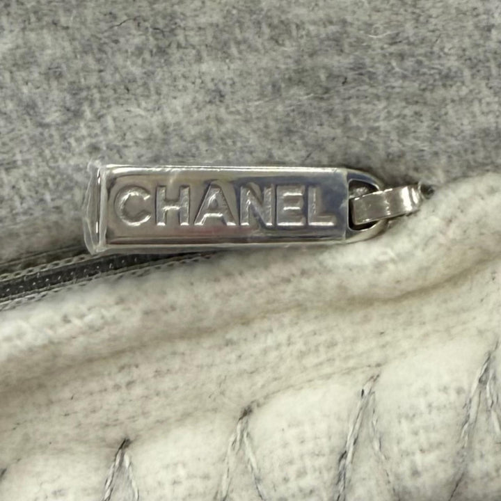 極美品★CHANEL シャネル 18V カシミヤ混 ココマーク ウール クッション インテリア オフホワイト グレー 英国製 レディース 保存袋付き
