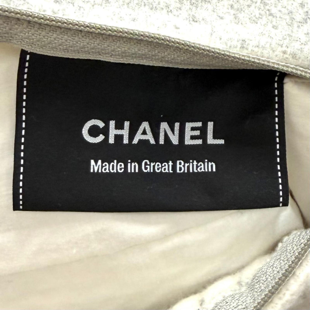 極美品★CHANEL シャネル 18V カシミヤ混 ココマーク ウール クッション インテリア オフホワイト グレー 英国製 レディース 保存袋付き