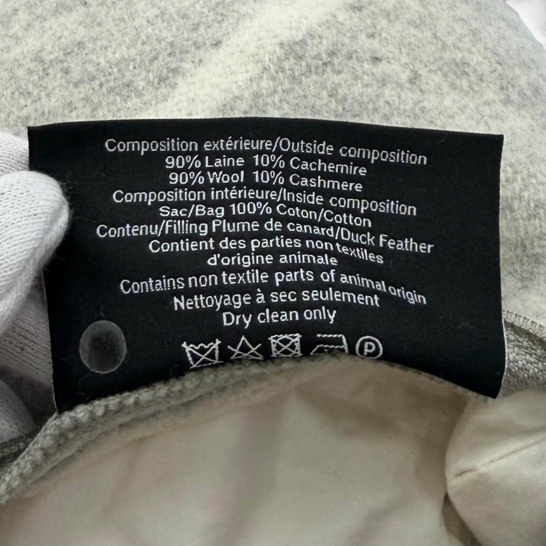 極美品★CHANEL シャネル 18V カシミヤ混 ココマーク ウール クッション インテリア オフホワイト グレー 英国製 レディース 保存袋付き