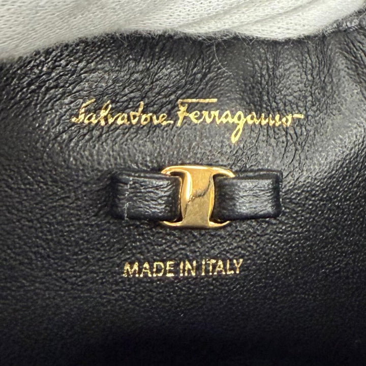 極美品★Salvatore Ferragamo サルヴァトーレフェラガモ ヴァラリボン レザー ショルダーバッグ ブラック ゴールド金具 保存袋付き