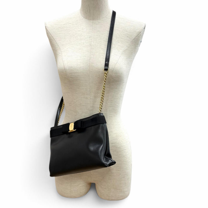 極美品★Salvatore Ferragamo サルヴァトーレフェラガモ ヴァラリボン レザー ショルダーバッグ ブラック ゴールド金具 保存袋付き