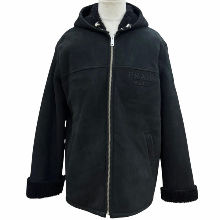 極美品▼PRADA プラダ 2023年製 UPS608 S232 シープスキン染ファー エンボスロゴ フーデッド ZIP ムートンジャケット ブラック 48 正規品