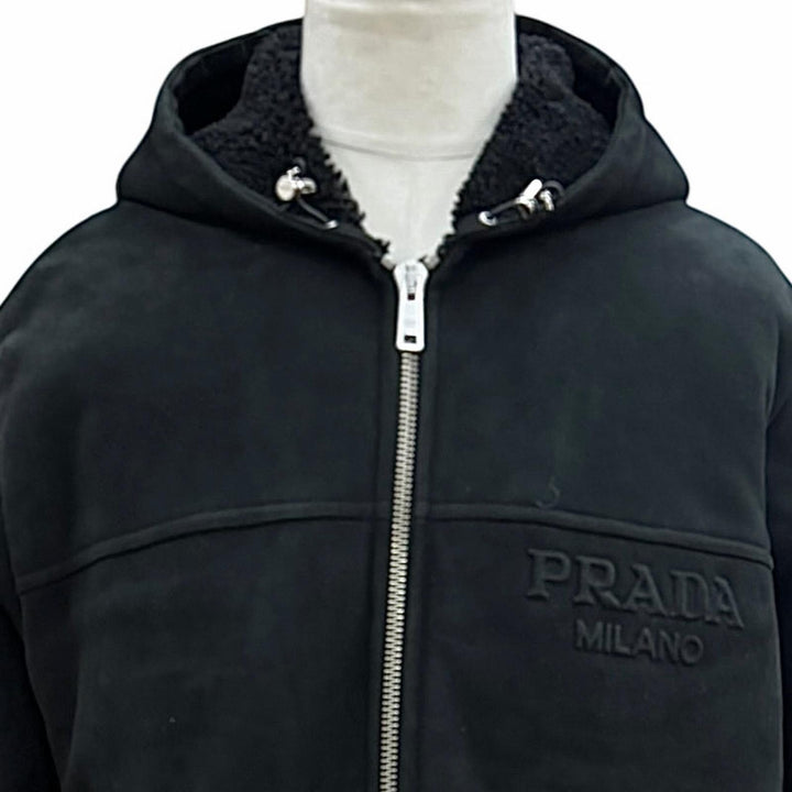 極美品▼PRADA プラダ 2023年製 UPS608 S232 シープスキン染ファー エンボスロゴ フーデッド ZIP ムートンジャケット ブラック 48 正規品