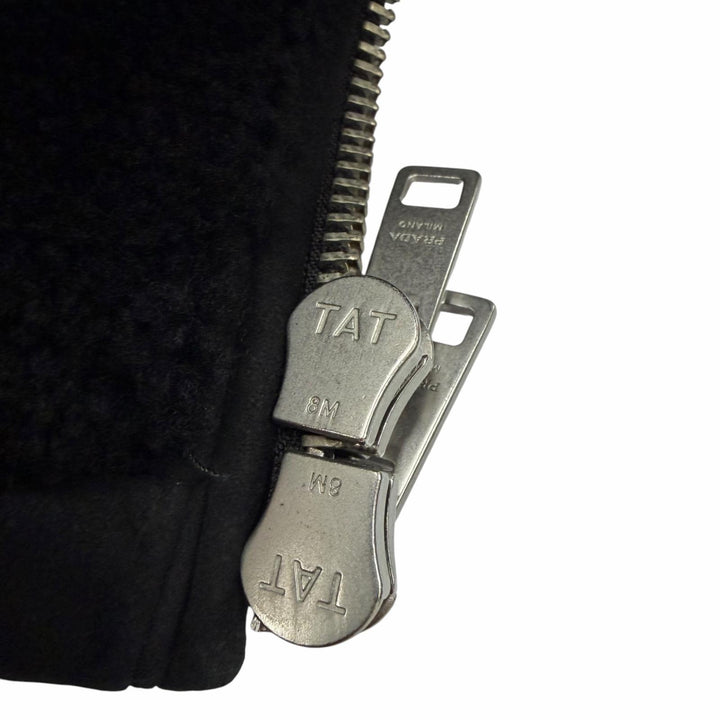極美品▼PRADA プラダ 2023年製 UPS608 S232 シープスキン染ファー エンボスロゴ フーデッド ZIP ムートンジャケット ブラック 48 正規品