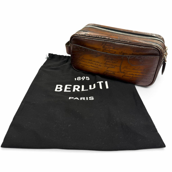 極美品▼BERLUTI ベルルッティ 2025年製 フォーミュラ1003 ヴェネチアカーフレザー カリグラフィ ジップポーチ セカンドバッグ ブラウン