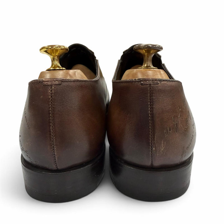 美品▼BERLUTI ベルルッティ 2020年製 スクリット カリグラフィ スリッポン レザーシューズ ブラウン 7.5 イタリア製 メンズ 保存袋付き
