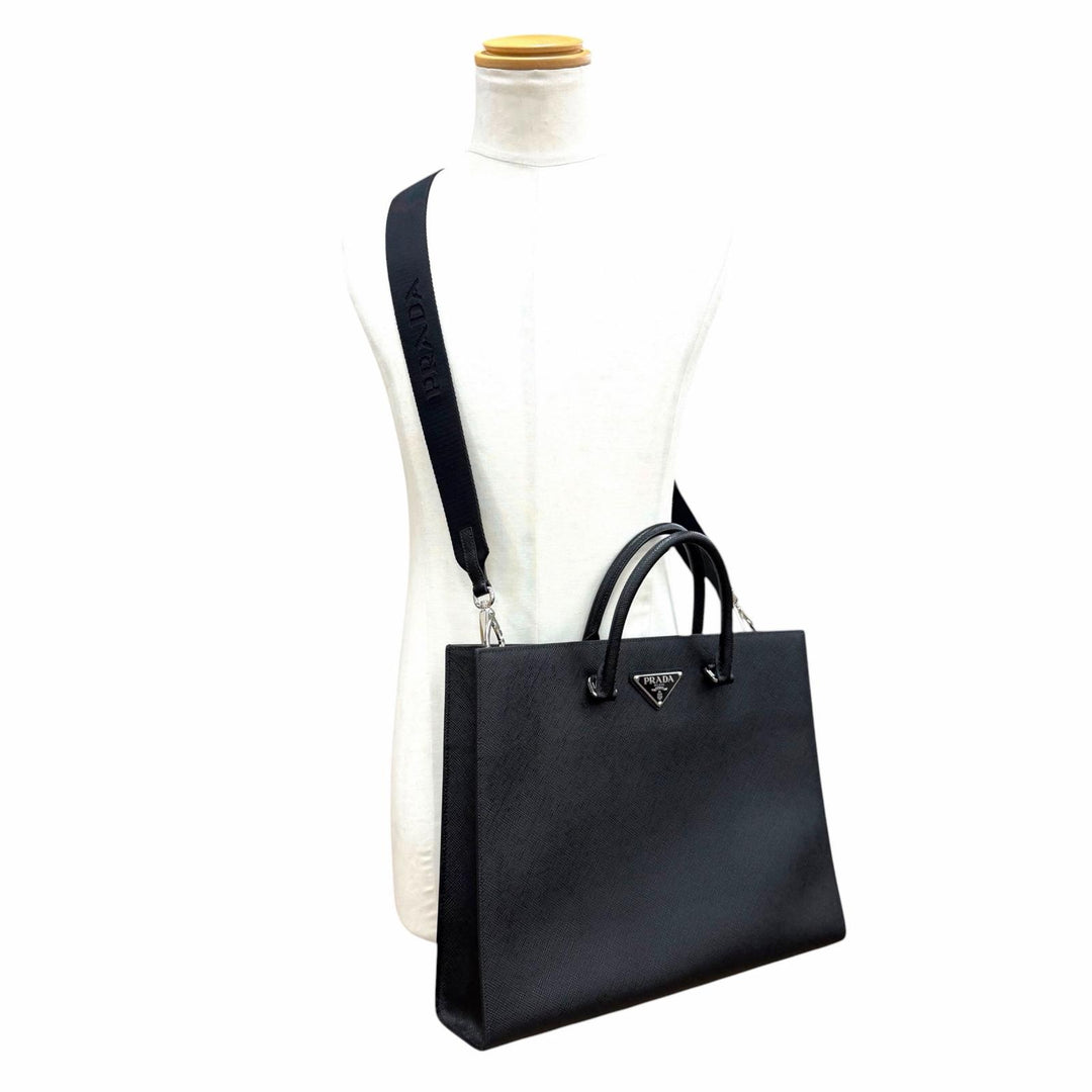 極美品▼PRADA プラダ 2VG101 サフィアーノレザー トライアングルロゴ 三角プレート 2WAY トートバッグ ブラック シルバー金具 伊製