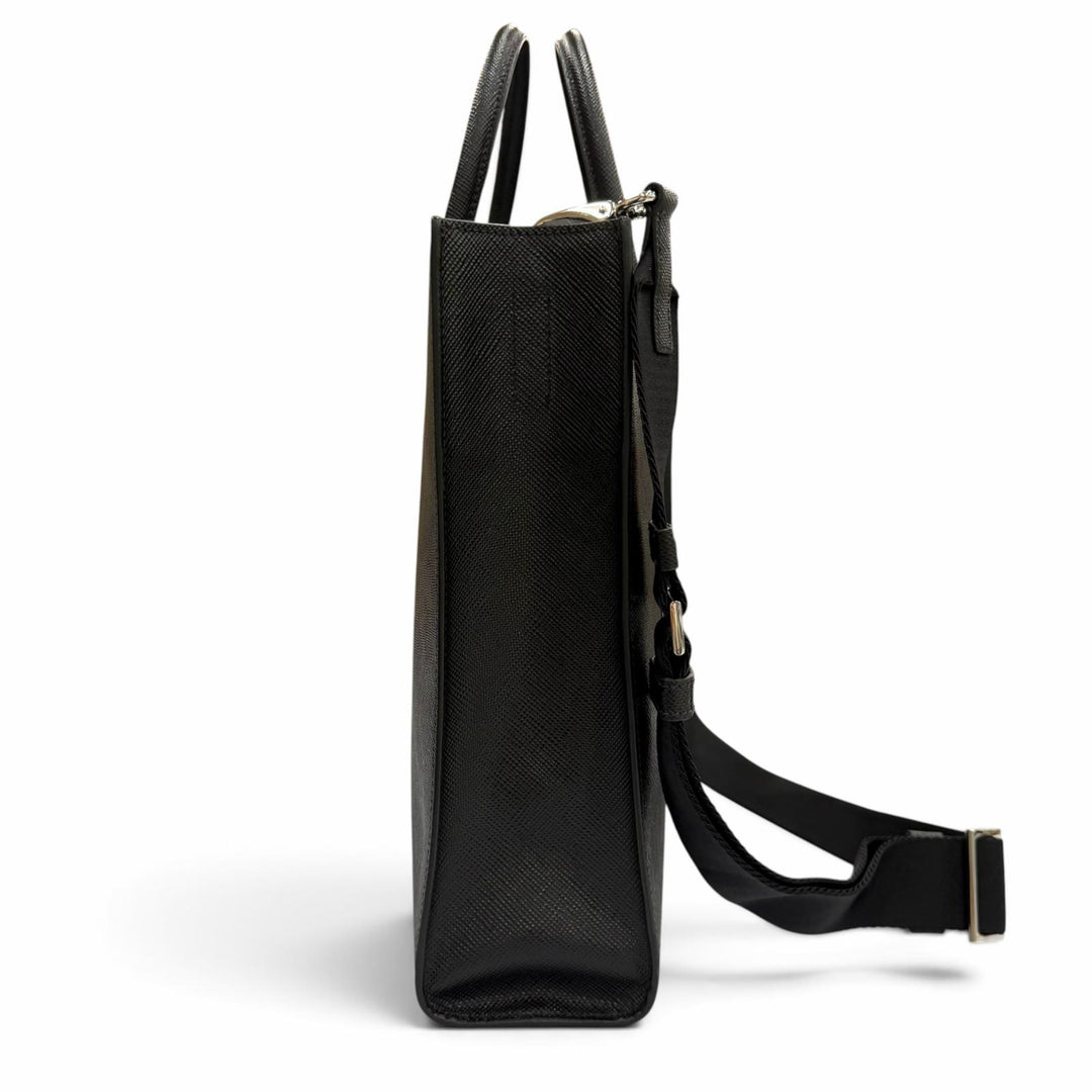 極美品▼PRADA プラダ 2VG101 サフィアーノレザー トライアングルロゴ 三角プレート 2WAY トートバッグ ブラック シルバー金具 伊製