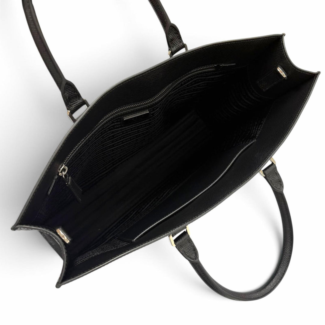 極美品▼PRADA プラダ 2VG101 サフィアーノレザー トライアングルロゴ 三角プレート 2WAY トートバッグ ブラック シルバー金具 伊製
