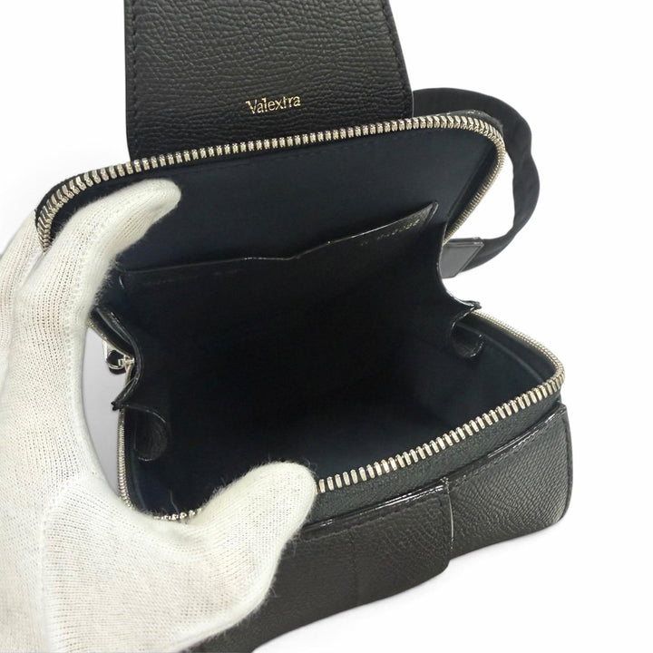 極美品▼Valextra ヴァレクストラ カーフスキン レザー Vライン ワンショルダー バックパック ミニ ボディバッグ ブラック 定価363000円