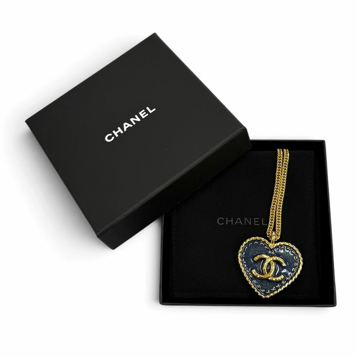 極美品★CHANEL シャネル I24P ABC708 ココマーク ハート デニム チェーン ネックレス ネイビー ゴールド金具 イタリア製 箱・保存袋付き