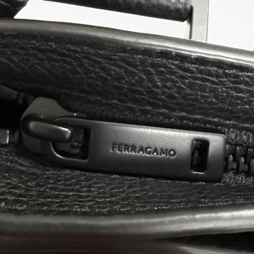 極美品□FERRAGAMO フェラガモ 241624 レザー ガンチーニ金具 クロスボディバッグ ショルダーバッグ イタリア製 メンズ 定価264000円
