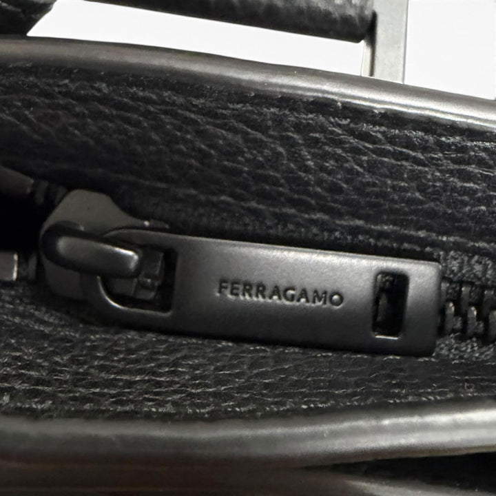 極美品□FERRAGAMO フェラガモ 241624 レザー ガンチーニ金具 クロスボディバッグ ショルダーバッグ イタリア製 メンズ 定価264000円