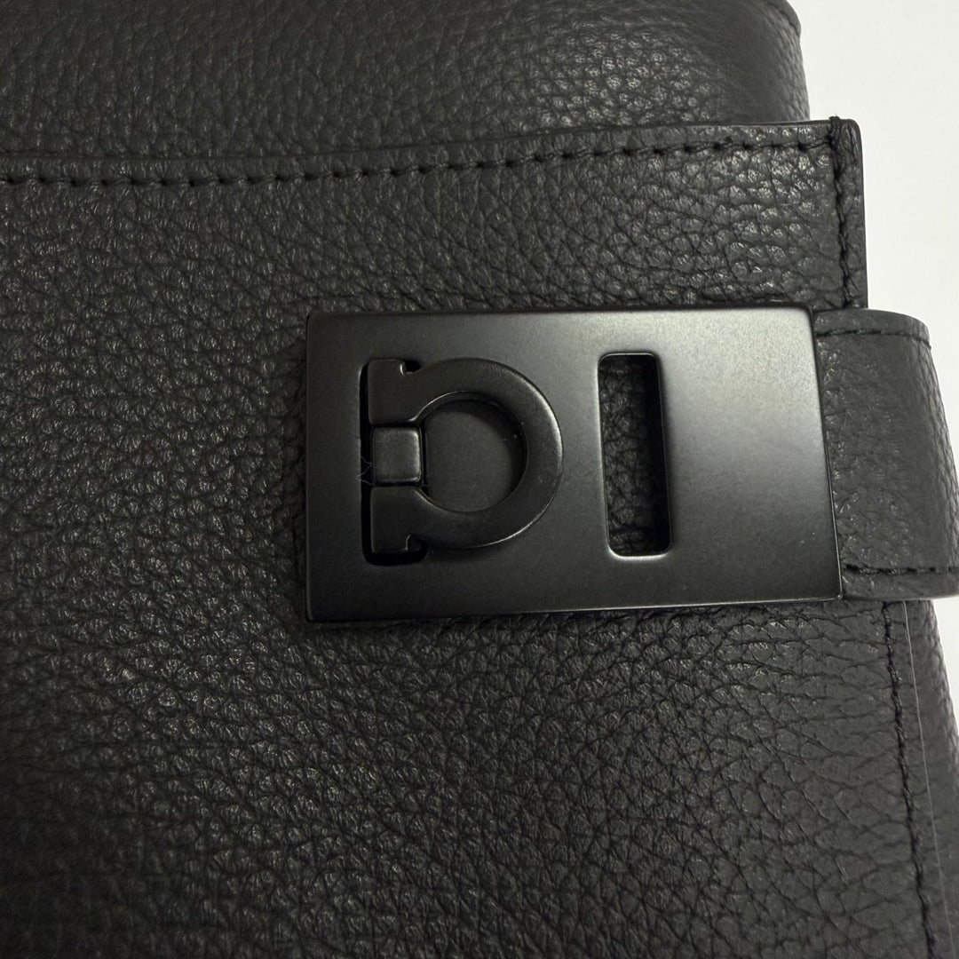 極美品□FERRAGAMO フェラガモ 241624 レザー ガンチーニ金具 クロスボディバッグ ショルダーバッグ イタリア製 メンズ 定価264000円