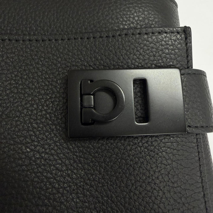 極美品□FERRAGAMO フェラガモ 241624 レザー ガンチーニ金具 クロスボディバッグ ショルダーバッグ イタリア製 メンズ 定価264000円