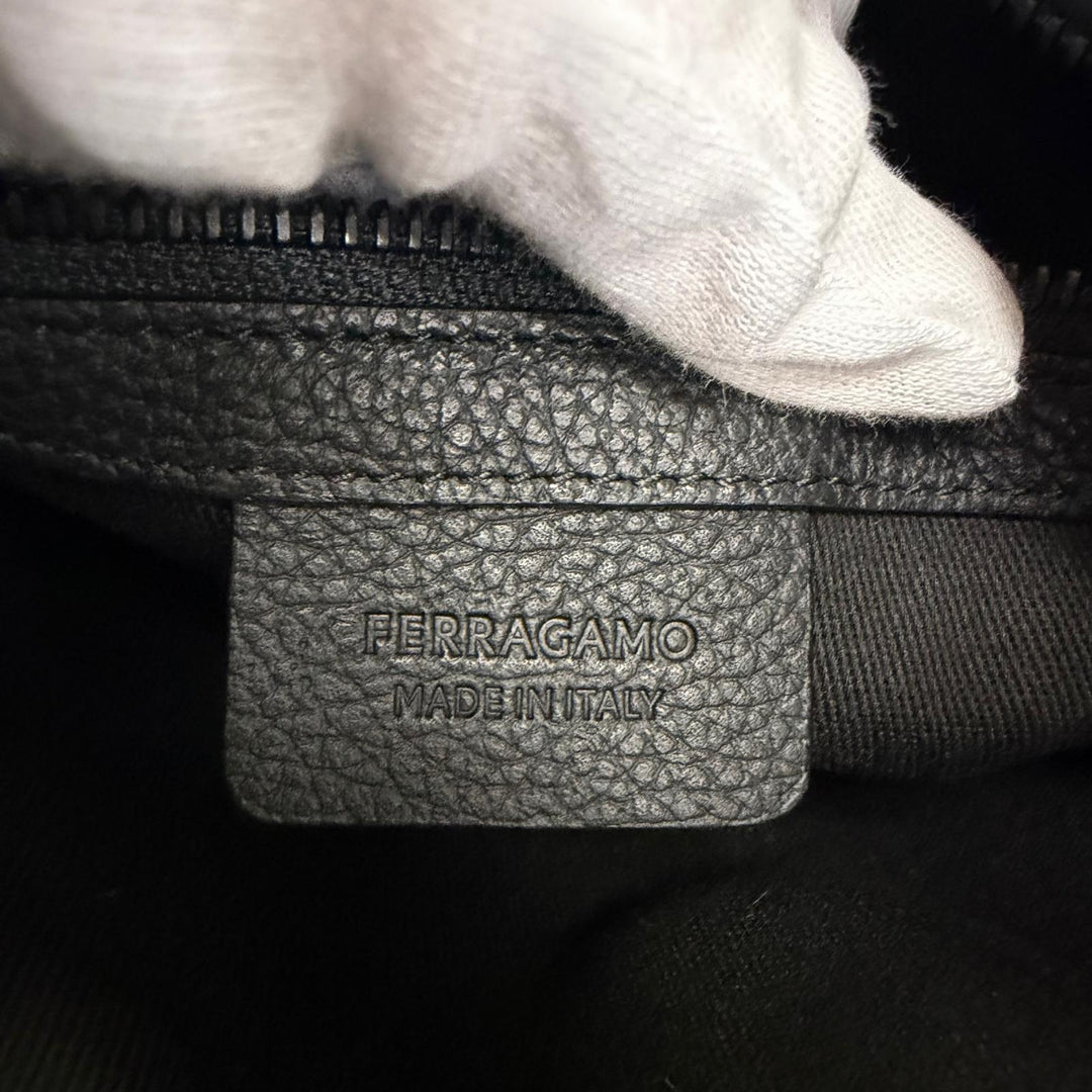 極美品□FERRAGAMO フェラガモ 241624 レザー ガンチーニ金具 クロスボディバッグ ショルダーバッグ イタリア製 メンズ 定価264000円