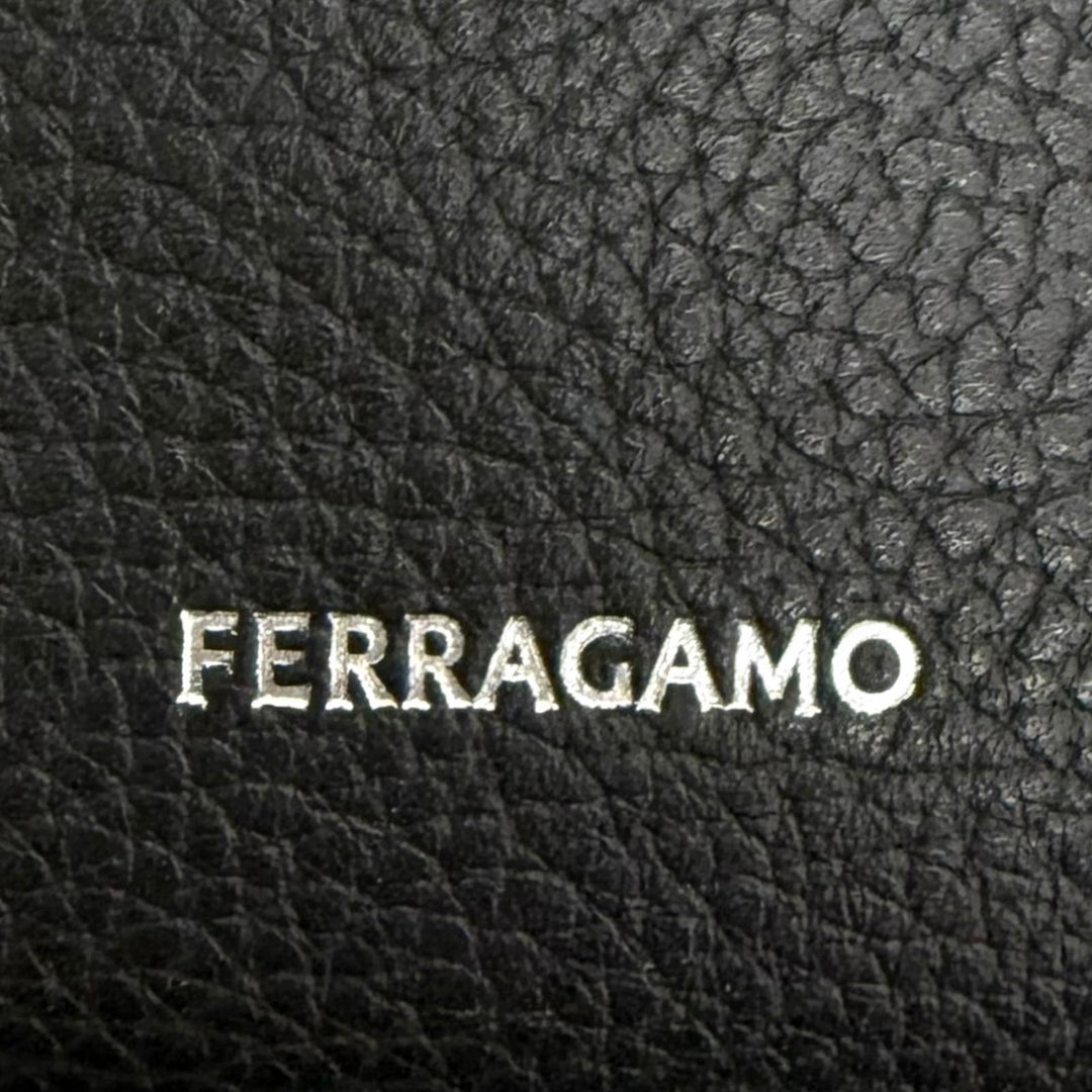 極美品□FERRAGAMO フェラガモ 241624 レザー ガンチーニ金具 クロスボディバッグ ショルダーバッグ イタリア製 メンズ 定価264000円