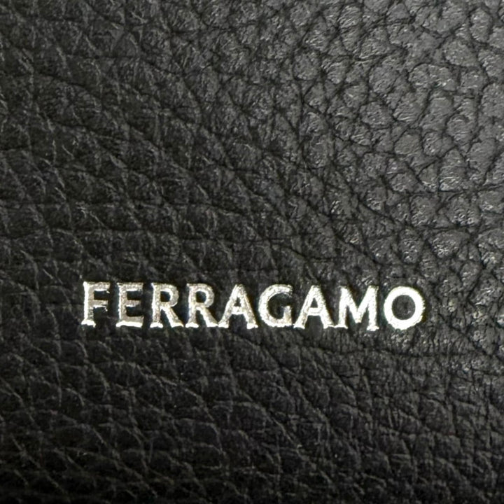 極美品□FERRAGAMO フェラガモ 241624 レザー ガンチーニ金具 クロスボディバッグ ショルダーバッグ イタリア製 メンズ 定価264000円