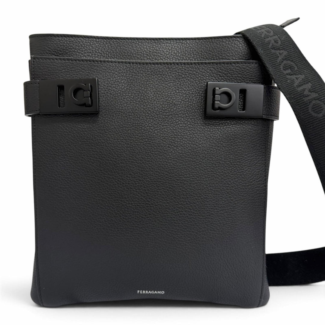 極美品□FERRAGAMO フェラガモ 241624 レザー ガンチーニ金具 クロスボディバッグ ショルダーバッグ イタリア製 メンズ 定価264000円