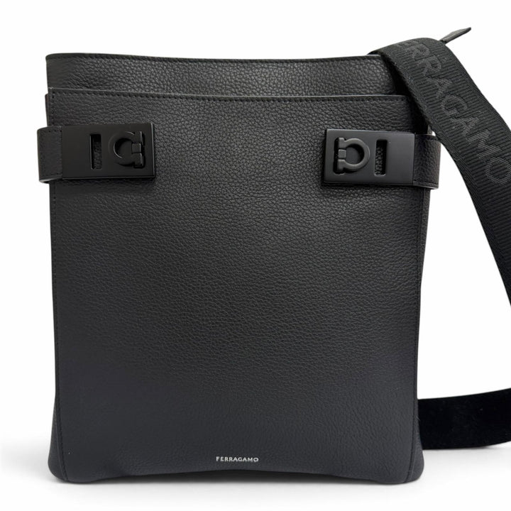 極美品□FERRAGAMO フェラガモ 241624 レザー ガンチーニ金具 クロスボディバッグ ショルダーバッグ イタリア製 メンズ 定価264000円