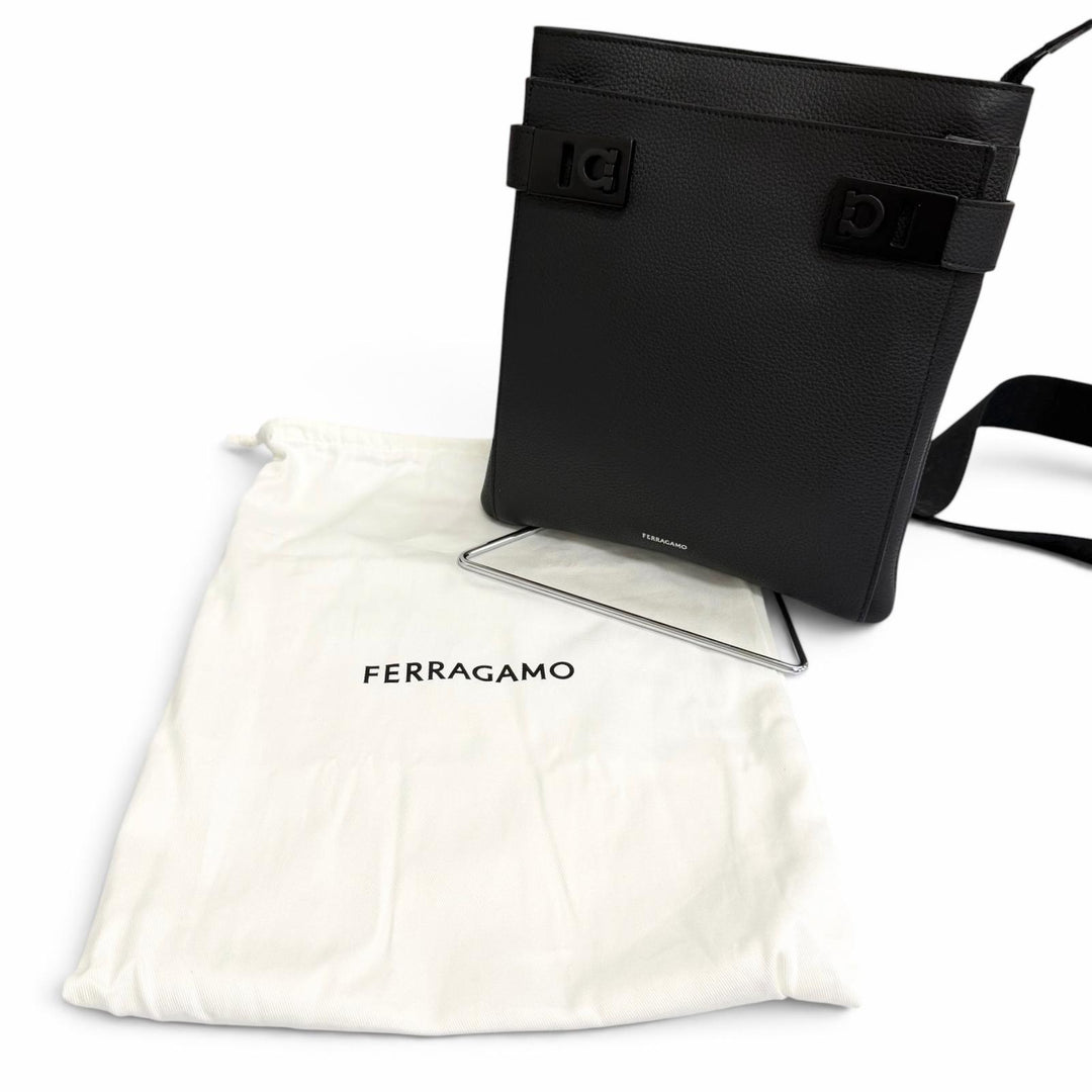 極美品□FERRAGAMO フェラガモ 241624 レザー ガンチーニ金具 クロスボディバッグ ショルダーバッグ イタリア製 メンズ 定価264000円