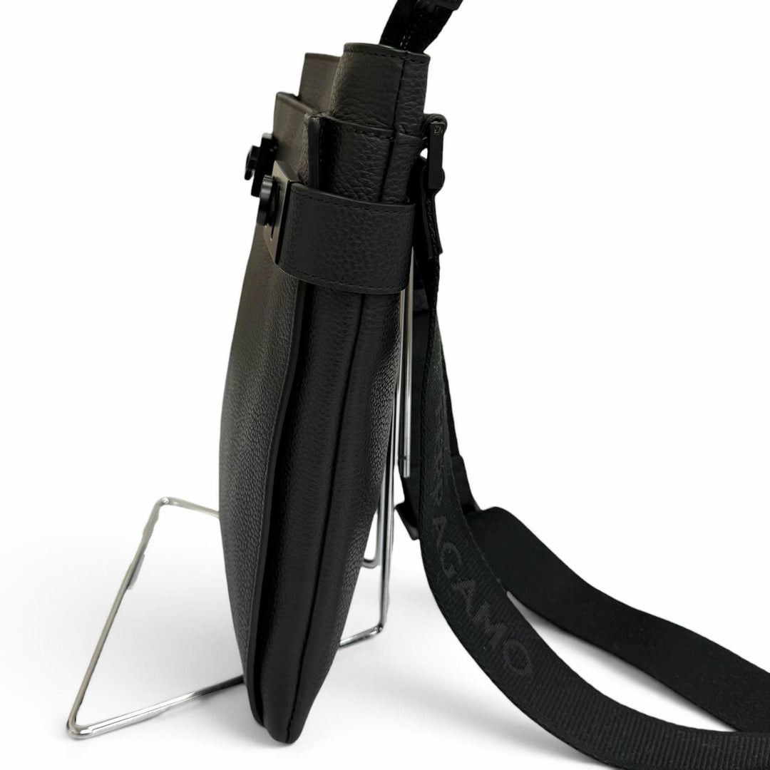 極美品□FERRAGAMO フェラガモ 241624 レザー ガンチーニ金具 クロスボディバッグ ショルダーバッグ イタリア製 メンズ 定価264000円