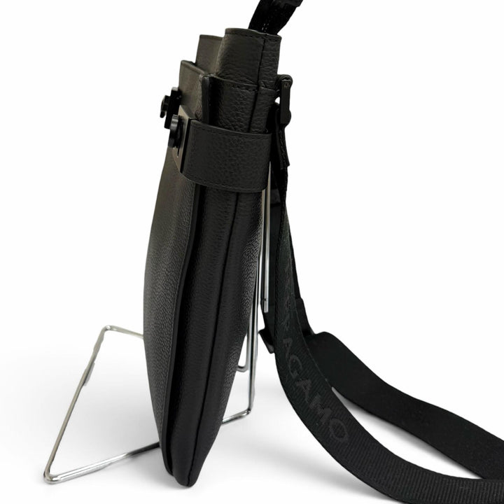 極美品□FERRAGAMO フェラガモ 241624 レザー ガンチーニ金具 クロスボディバッグ ショルダーバッグ イタリア製 メンズ 定価264000円