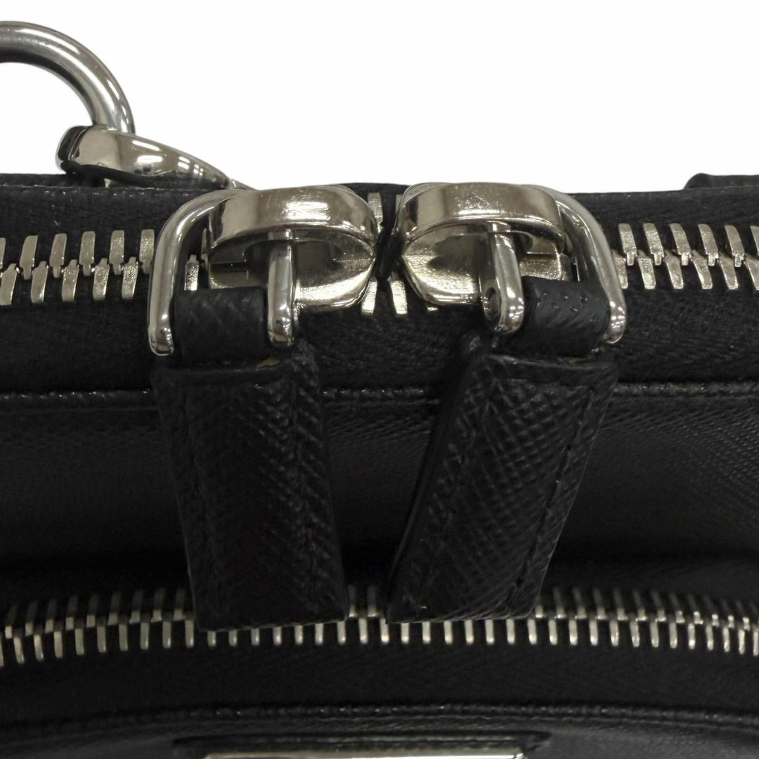 良品□PRADA プラダ 2ZH126 サフィアーノレザー トライアングルロゴ スマートフォンケース ショルダーバッグ イタリア製 定価280500円