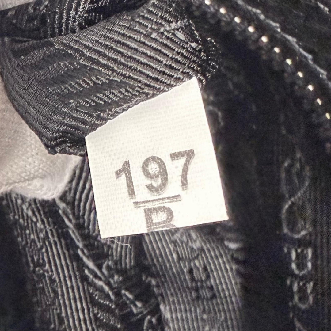極美品□PRADA プラダ 2VH094 レザー トライアングルロゴ クロスボディバッグ ショルダーバッグ ブラック トルコ製 メンズ 保存袋付き