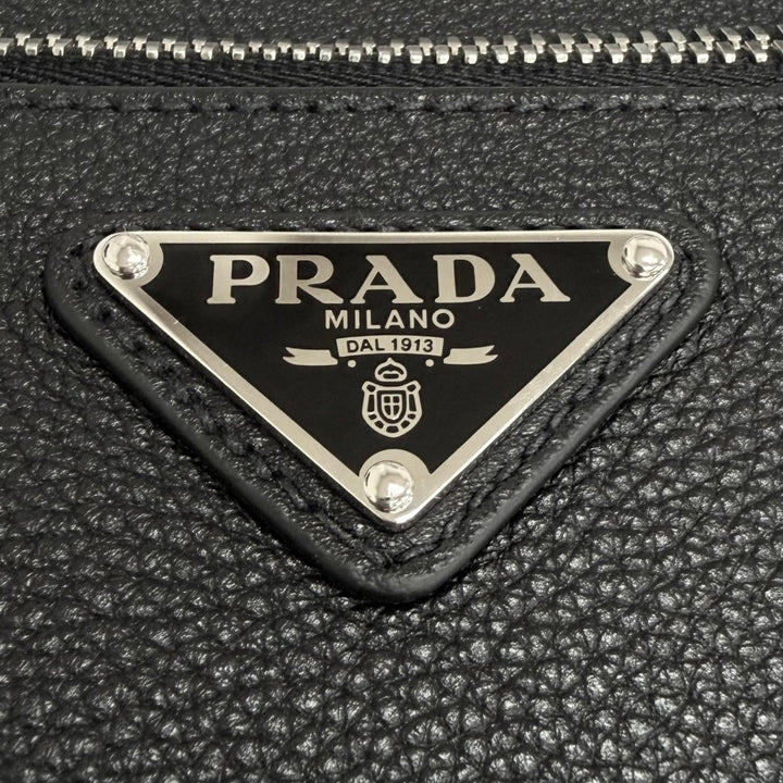 極美品□PRADA プラダ 2VH094 レザー トライアングルロゴ クロスボディバッグ ショルダーバッグ ブラック トルコ製 メンズ 保存袋付き