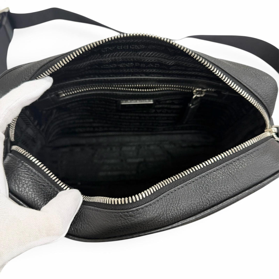 極美品□PRADA プラダ 2VH094 レザー トライアングルロゴ クロスボディバッグ ショルダーバッグ ブラック トルコ製 メンズ 保存袋付き