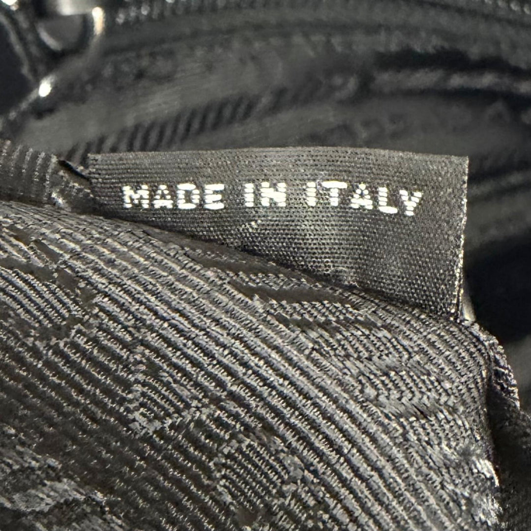 極美品□PRADA プラダ 1BD671 トライアングルロゴ Re-Nylon メッセンジャーバッグ ショルダーバッグ ブラック イタリア製 メンズ