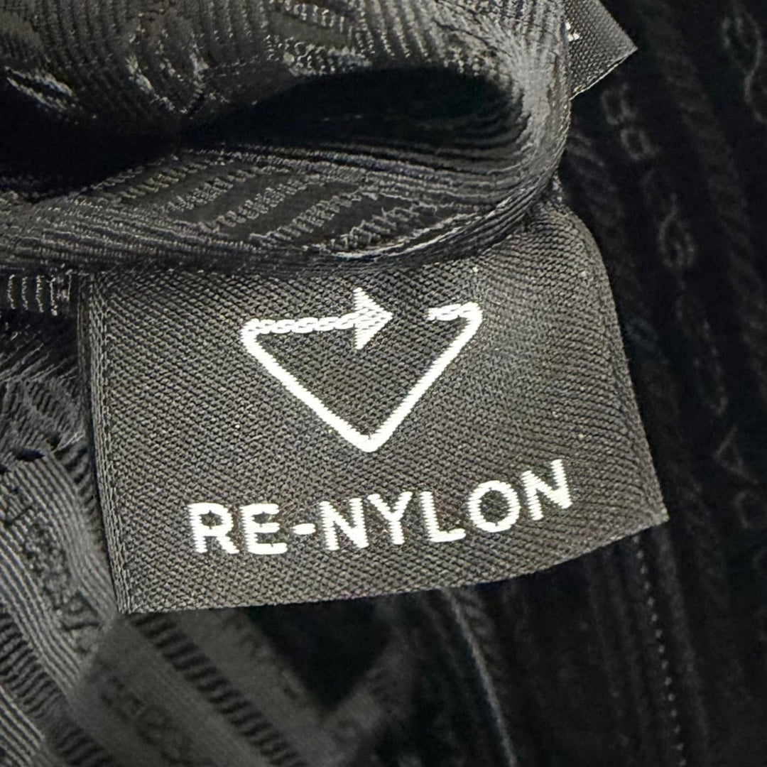 極美品□PRADA プラダ 1BD671 トライアングルロゴ Re-Nylon メッセンジャーバッグ ショルダーバッグ ブラック イタリア製 メンズ