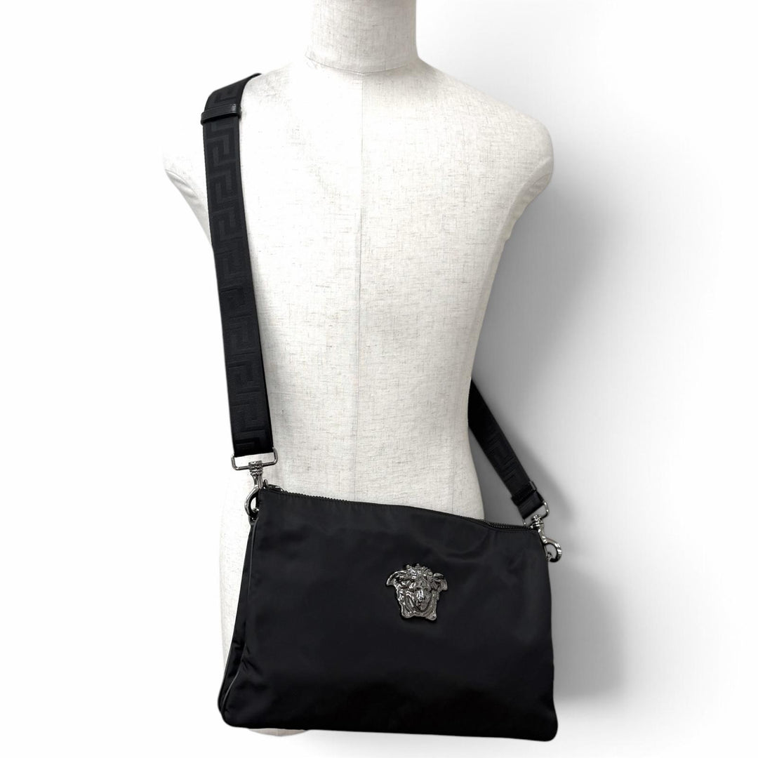 極美品□VERSACE ヴェルサーチ レザー使い 立体 メデューサ グレカ 2WAY ショルダーバッグ クラッチバッグ ブラック イタリア製 メンズ