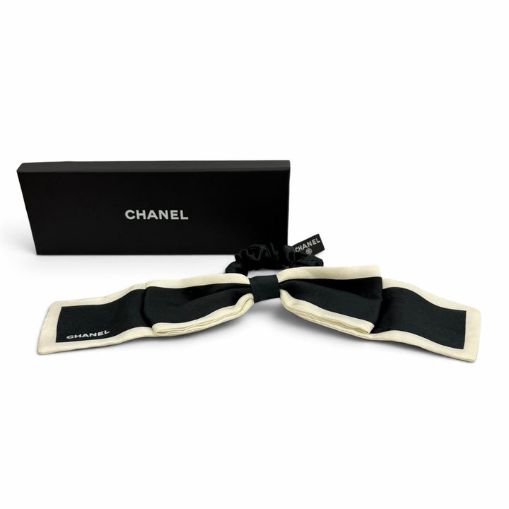 美品★CHANEL シャネル AA7530 シルク100％ ロゴ入り カメリア リボン シュシュ ブラック アイボリー イタリア製 レディース 箱付き