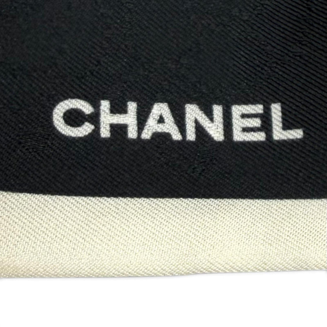 美品★CHANEL シャネル AA7530 シルク100％ ロゴ入り カメリア リボン シュシュ ブラック アイボリー イタリア製 レディース 箱付き