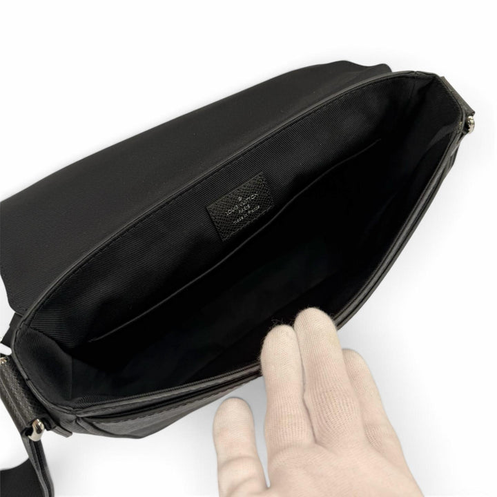極美品▼LOUIS VUITTON ルイヴィトン M30850 ディストリクト PM NV3 タイガ メッセンジャー ショルダーバッグ ブラック 定価407000円